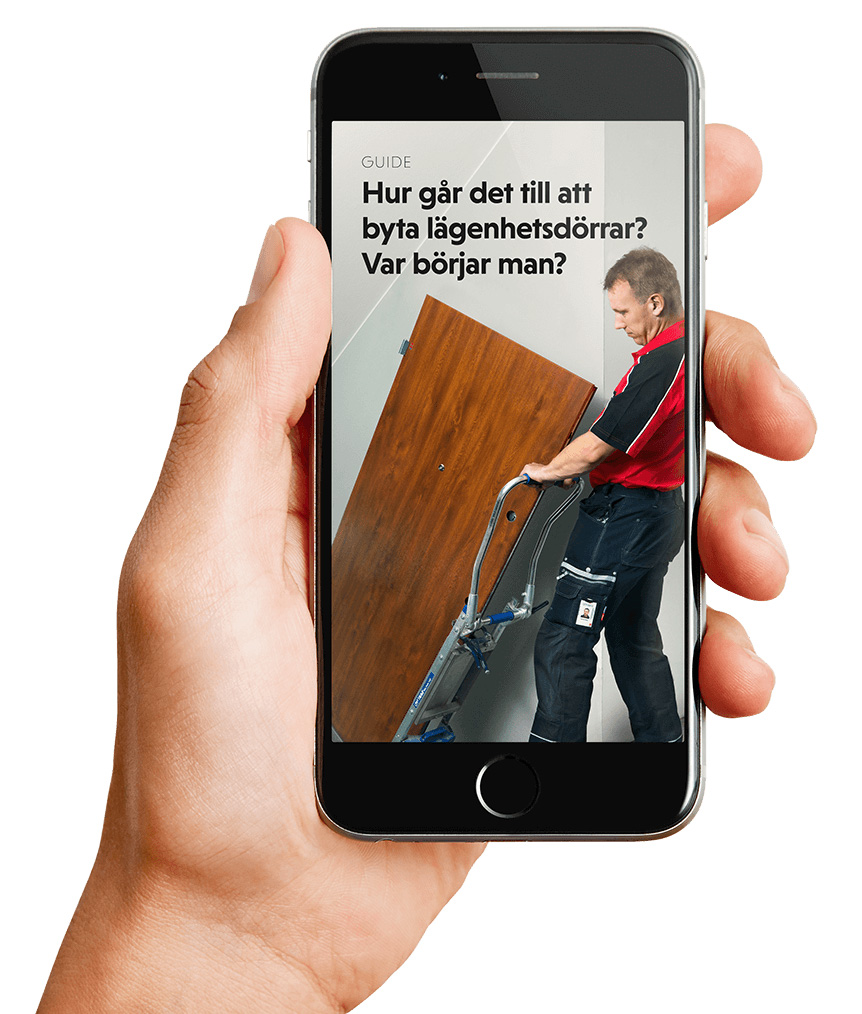 Hand som håller mobiltelefon med guide om hur installationen går till